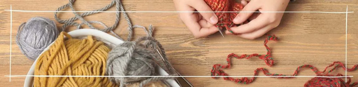 Frau strickt